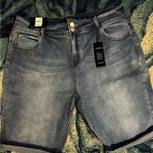 Avenue’s City Chic NWT, denim shorts/capri style.